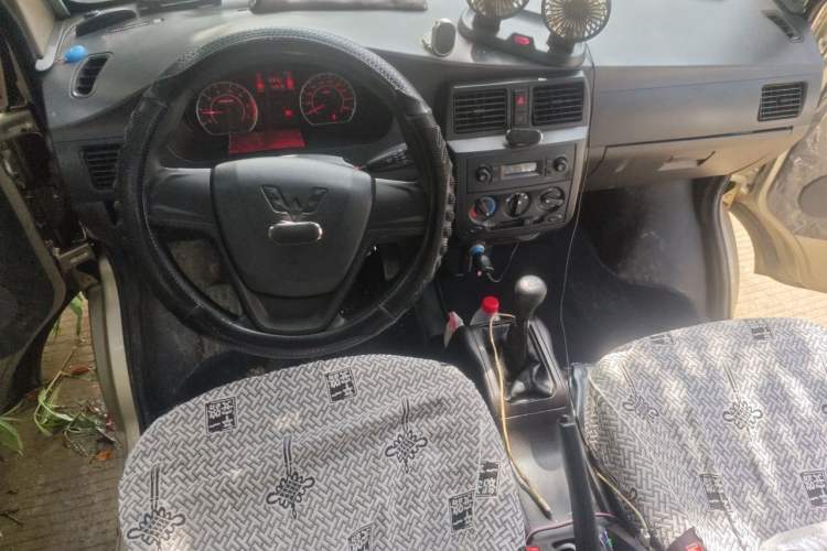 Used Wuling Rongguang 2021 1.5L Extended Basic Window-Sealed 5-Seat L3C Car Center Console