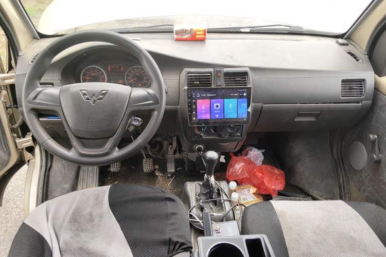 Used Wuling Rongguang 2021 1.5L Extended Basic Version L3C Center Console