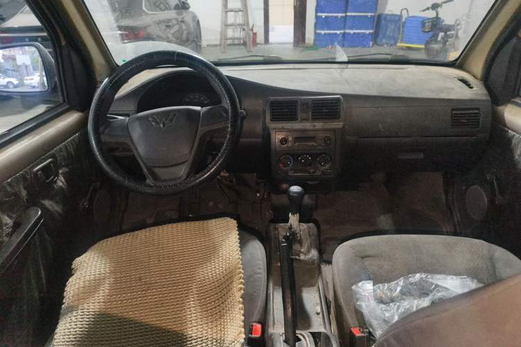 Used Wuling Rongguang 2021 1.5L Extended Basic Window-Sealed 5-Seat L3C Car Center Console