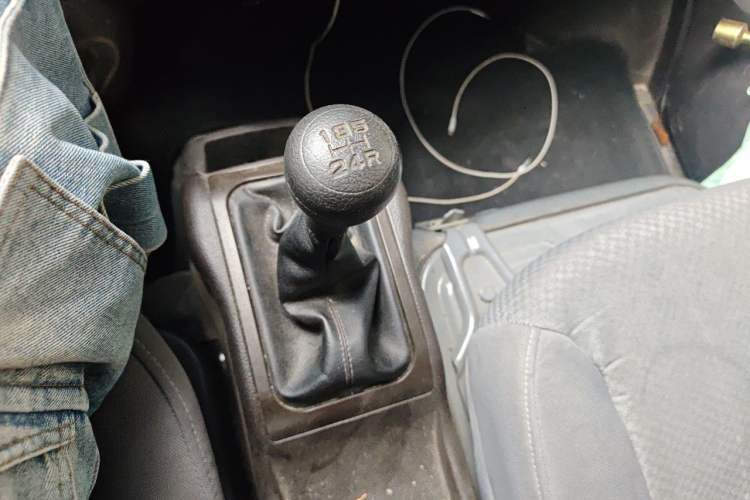 Used Wuling Rongguang 2021 1.5L Extended Standard Version with Air Conditioning – L3C Gear Lever