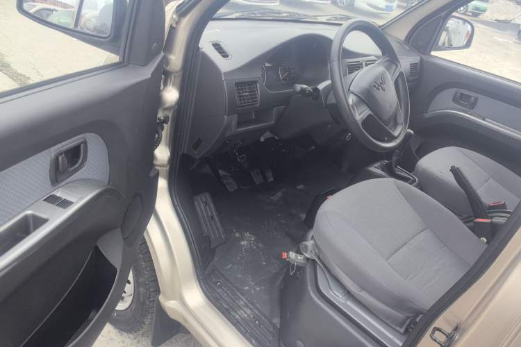 Used Wuling Rongguang 2021 1.5L Extended Standard Version with Air Conditioning – L3C Interior 3