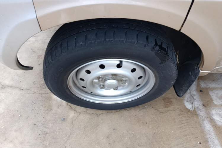 Used Wuling Rongguang 2021 1.5L Extended Standard Version with Air Conditioning – L3C Left Front Wheel Hub