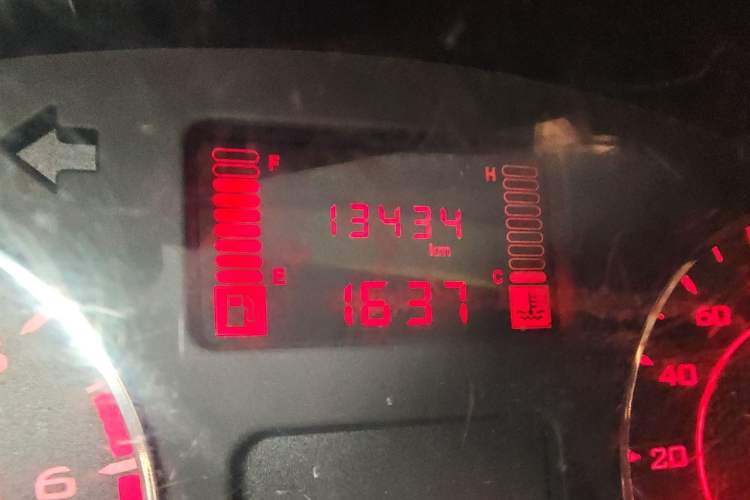 Used Wuling Rongguang 2021 1.2L S Standard Model with Air Conditioning 7-Seater LSI Odometer Close Up