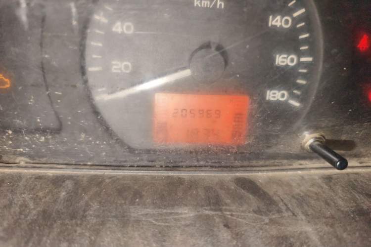 Used Wuling Rongguang 2021 1.5L Extended Basic Window-Sealed 5-Seat L3C Car Odometer Close Up