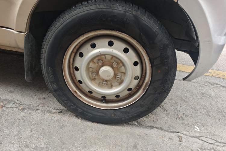 Used Wuling Rongguang 2021 1.5L Extended Standard-Grade Enclosed Window Vehicle Power-Assisted Version 5-Seater L3C Right Front Wheel Hub