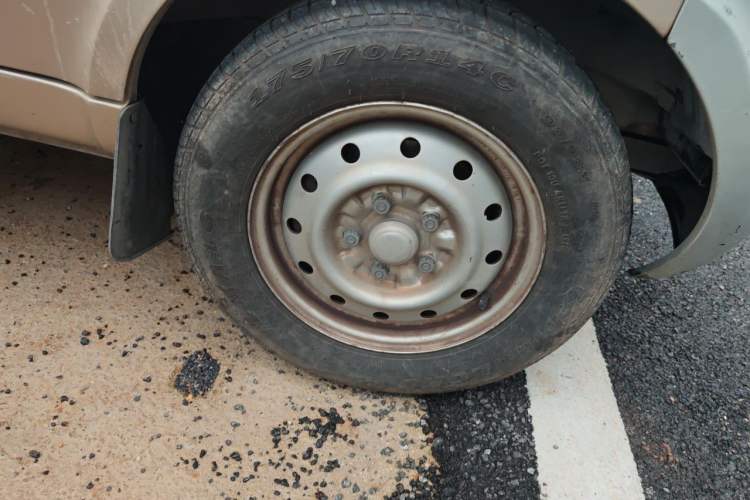 Used Wuling Rongguang 2021 1.5L Extended Basic Version L3C Right Front Wheel Hub
