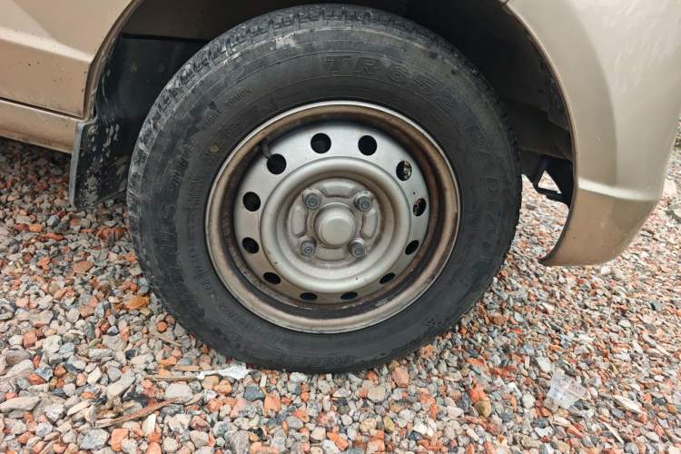 Used Wuling Rongguang 2021 1.2L S Standard Model with Air Conditioning 7-Seater LSI Right Front Wheel Hub