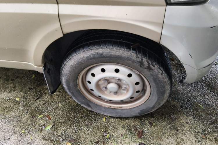 Used Wuling Rongguang 2021 1.5L Extended Basic Model Enclosed-Window Vehicle, 5-seater LAR Right Front Wheel Hub