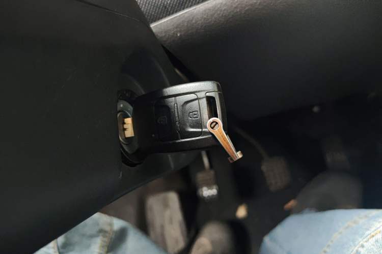 Used Wuling Rongguang 2021 1.5L Extended Standard Version with Air Conditioning – L3C Vehicle Key