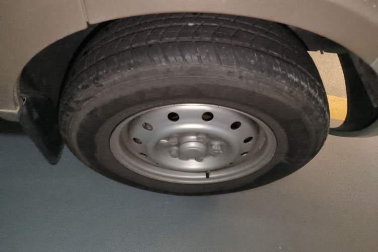Used Wuling Rongguang EV 2020 Basic Version 7-Seater 300 km Right Front Wheel Hub