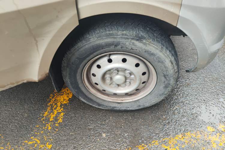 Used Wuling Rongguang EV 2020 Basic Version 7-Seater 300 km Right Front Wheel Hub