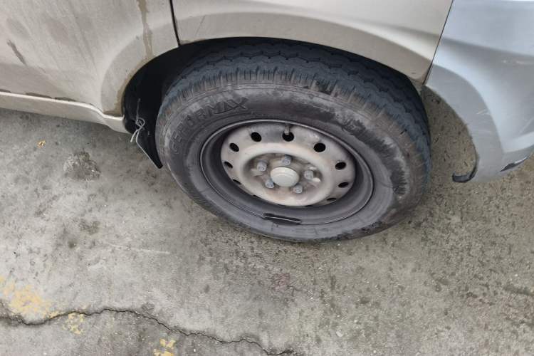 Used Wuling Rongguang EV 2020 Basic Version 7-Seater 300 km Right Front Wheel Hub