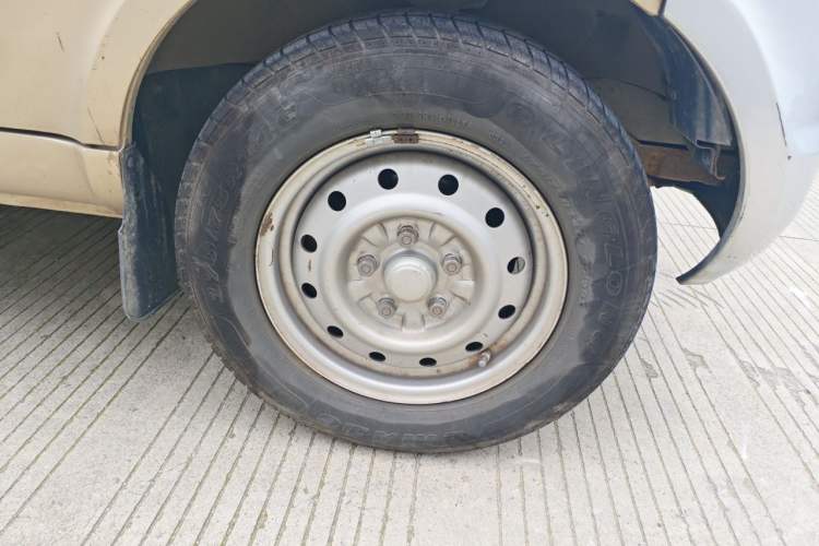 Used Wuling Rongguang EV 2020 Basic Version 7-Seater 300 km Right Front Wheel Hub