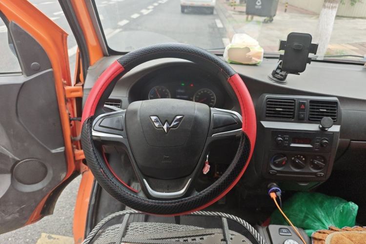 Used Wuling Rongguang EV 2020 Enclosed Window Version Base Model 2 Seats 300 KM Steering Wheel