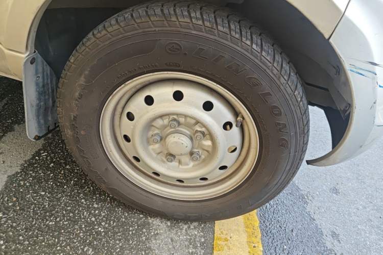 Used Wuling Rongguang EV 2020 Basic Version 7-Seater 300 km Right Front Wheel Hub