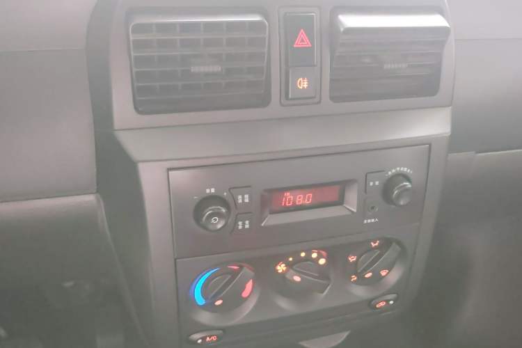 Used Wuling Rongguang EV 2020 Basic Version 7-Seater 300 km Audio And AC Panel