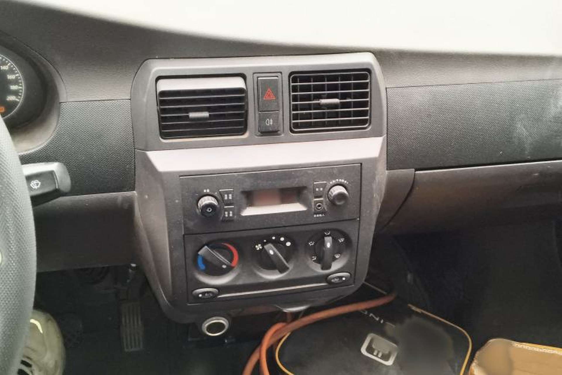 Used Wuling Rongguang EV 2020 Basic Version 7-Seater 300 km Audio And AC Panel