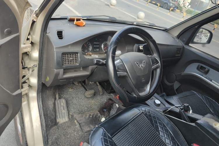 Used Wuling Rongguang EV 2020 Basic Version 7-Seater 300 km Center Console
