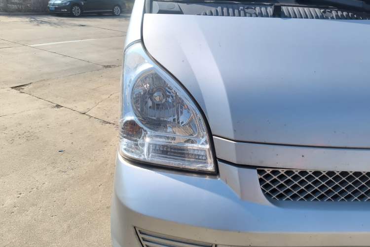 Used Wuling Rongguang EV 2020 Window-Sealed Basic Version 5 Seats 300 KM Exterior 6
