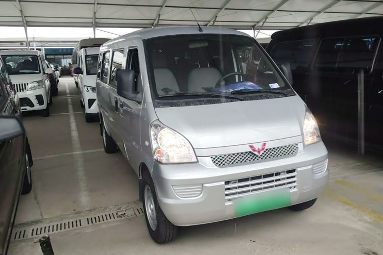 Used Wuling Rongguang EV 2020 Basic Version 7-Seater 300 km Front Right 45 Deg