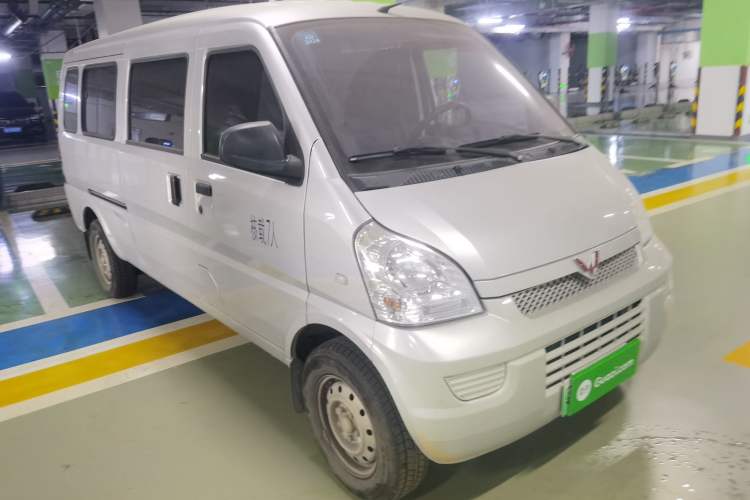 Used Wuling Rongguang EV 2020 Basic Version 7-Seater 300 km Front Right 45 Deg