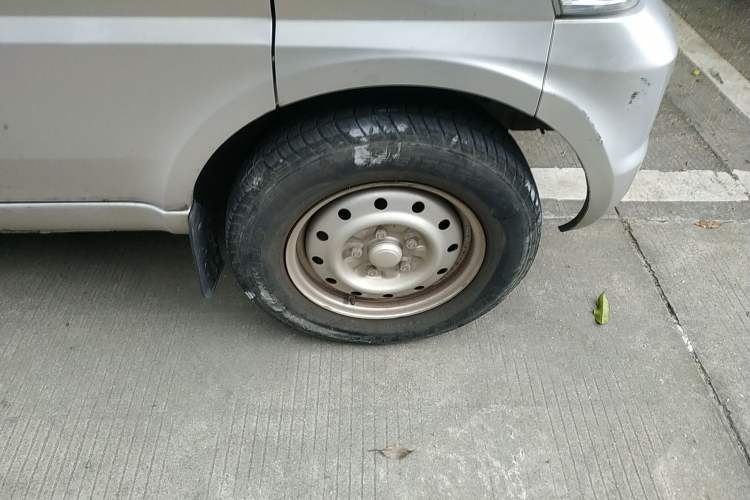 Used Wuling Rongguang EV 2020 Basic Version 7-Seater 300 km Right Front Wheel Hub