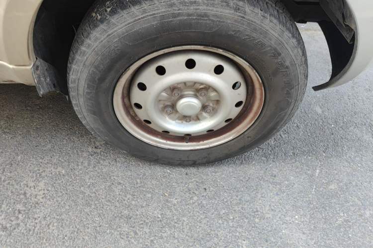 Used Wuling Rongguang EV 2020 Basic Version 7-Seater 300 km Right Front Wheel Hub