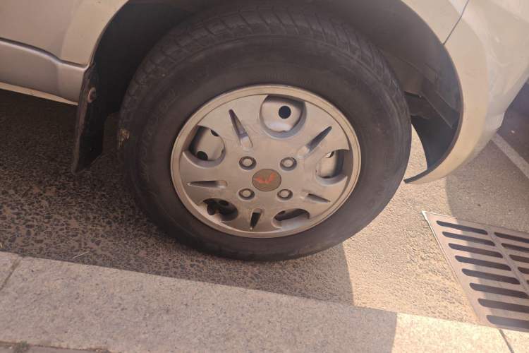 Used Wuling Rongguang EV 2020 Basic Version 7-Seater 300 km Right Front Wheel Hub