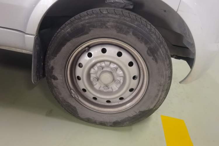Used Wuling Rongguang EV 2020 Basic Version 7-Seater 300 km Right Front Wheel Hub