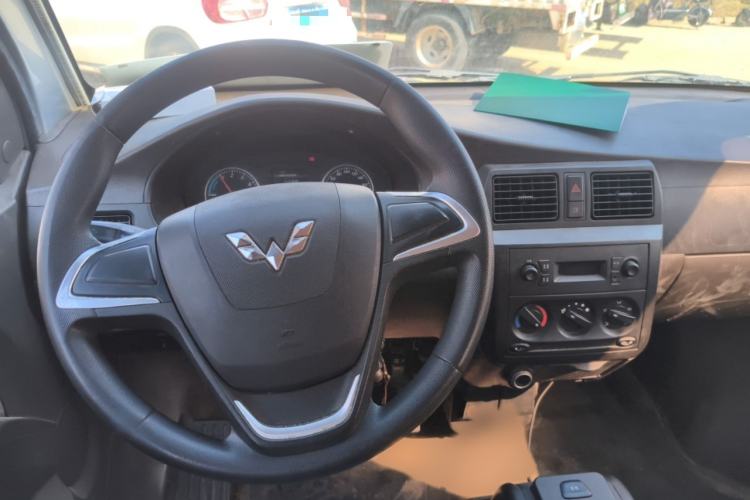 Used Wuling Rongguang EV 2020 Window-Sealed Basic Version 5 Seats 300 KM Steering Wheel