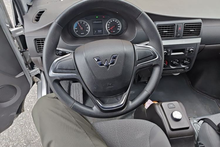 Used Wuling Rongguang EV 2020 Enclosed Window Version Base Model 2 Seats 300 KM Steering Wheel