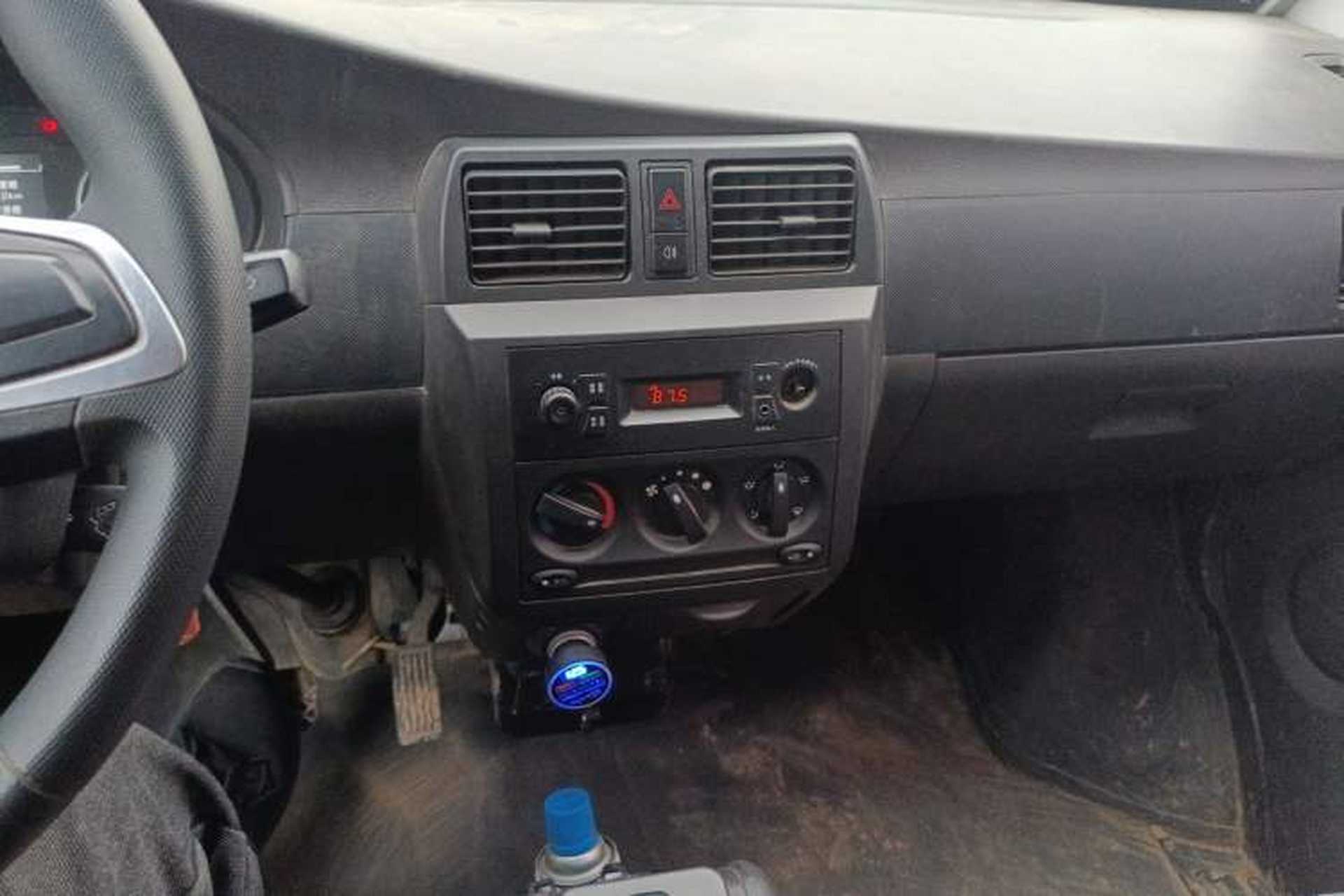 Used Wuling Rongguang EV 2020 Basic Version 7-Seater 300 km Audio And AC Panel