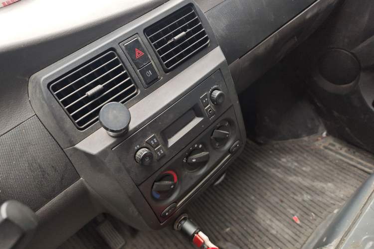 Used Wuling Rongguang EV 2020 Basic Version 7-Seater 300 km Audio And AC Panel