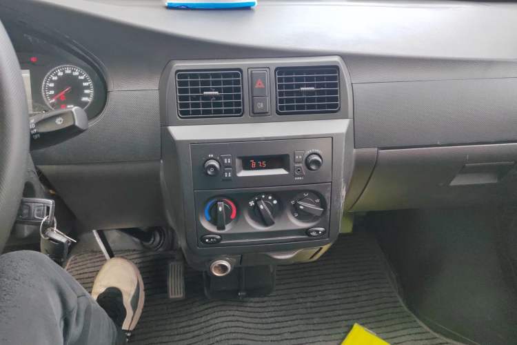 Used Wuling Rongguang EV 2020 Basic Version 7-Seater 300 km Audio And AC Panel