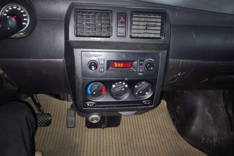 Used Wuling Rongguang EV 2020 Basic Version 7-Seater 300 km Audio And AC Panel