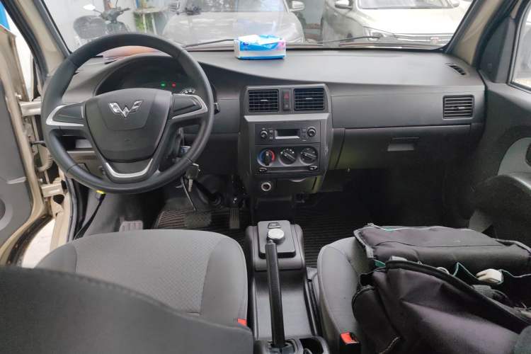Used Wuling Rongguang EV 2020 Basic Version 7-Seater 300 km Center Console