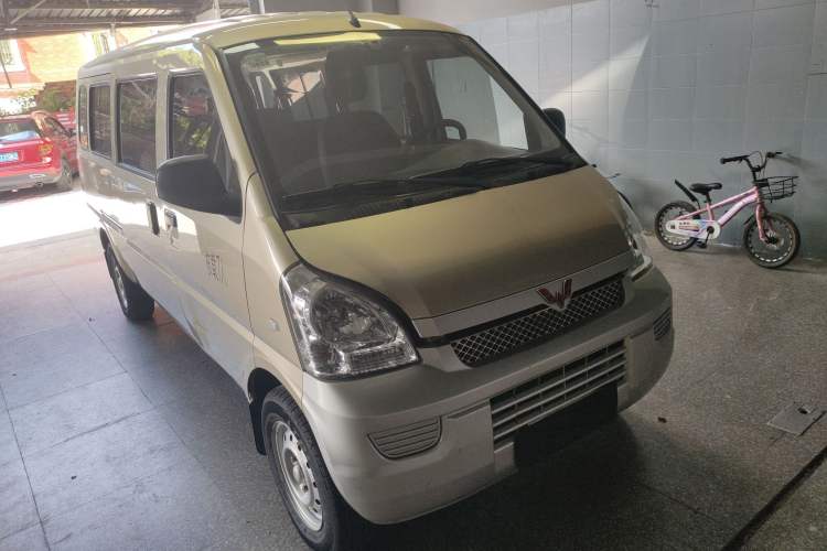 Used Wuling Rongguang EV 2020 Basic Version 7-Seater 300 km Front Right 45 Deg