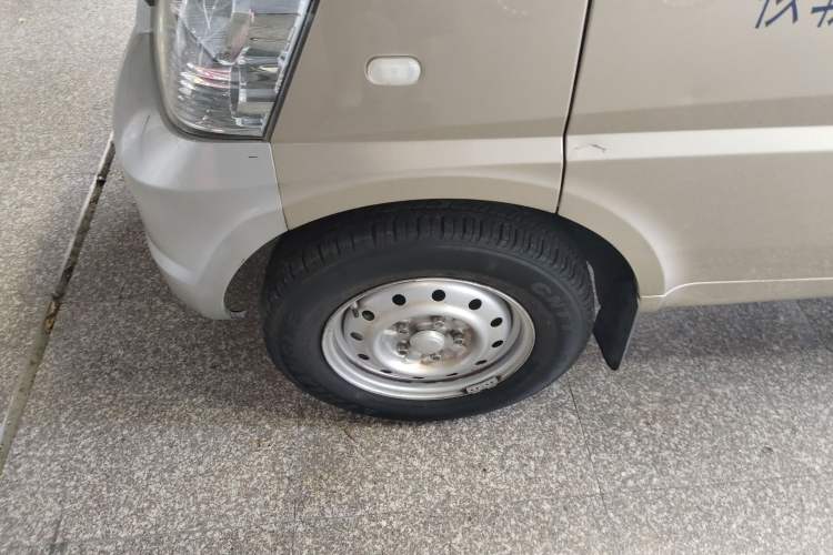 Used Wuling Rongguang EV 2020 Basic Version 7-Seater 300 km Left Front Wheel Hub