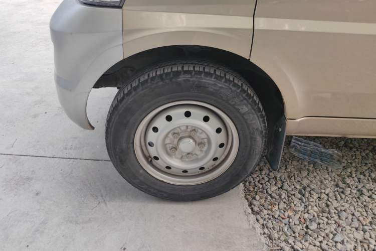 Used Wuling Rongguang EV 2020 Basic Version 7-Seater 300 km Left Front Wheel Hub