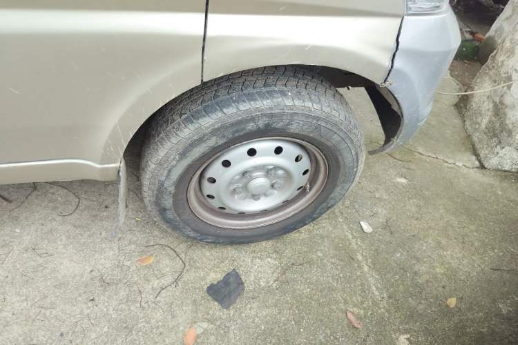 Used Wuling Rongguang EV 2020 Basic Version 7-Seater 300 km Right Front Wheel Hub