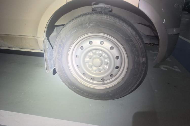 Used Wuling Rongguang EV 2020 Basic Version 7-Seater 300 km Right Front Wheel Hub
