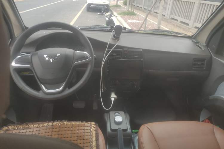 Used Wuling Rongguang EV 2022 Basic Passenger Bus Powered by Penghui Battery Center Console