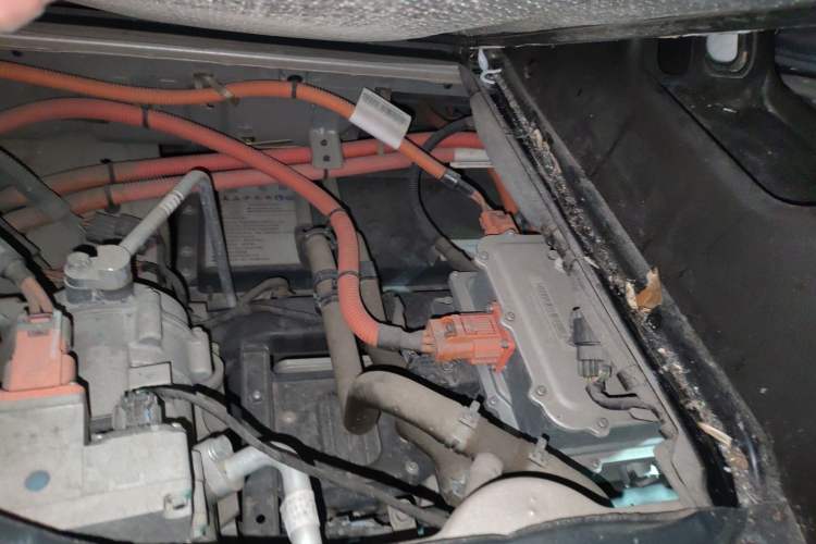Used Wuling Rongguang EV 2022 Basic Passenger Bus Powered by Penghui Battery Engine Bay