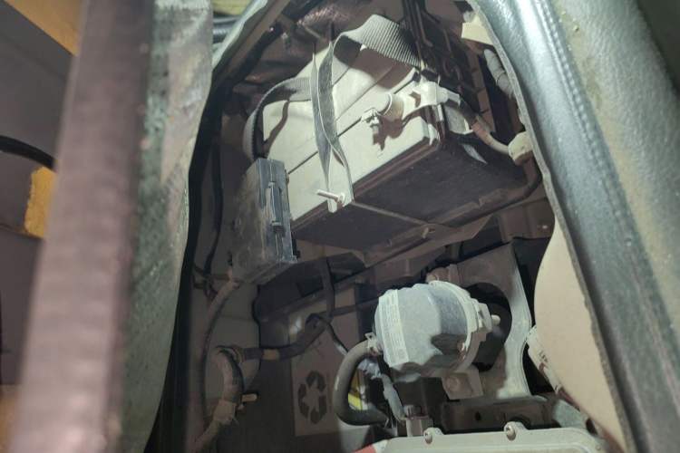 Used Wuling Rongguang EV 2022 Basic Passenger Bus Powered by Penghui Battery Engine Bay Left