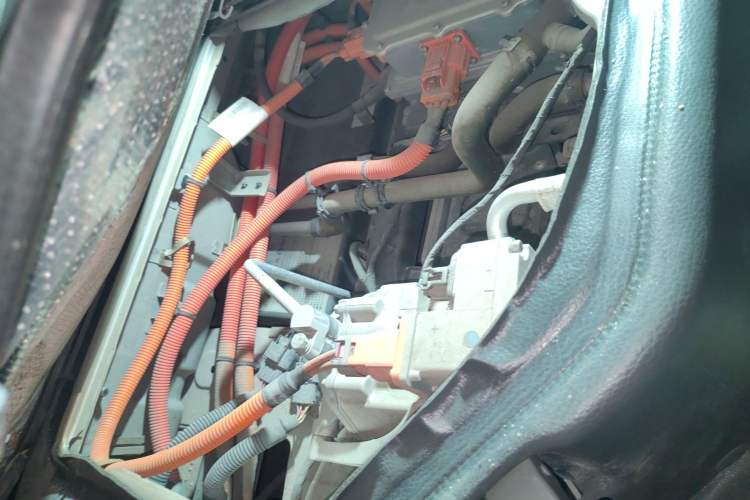 Used Wuling Rongguang EV 2022 Basic Passenger Bus Powered by Penghui Battery Engine Bay Right