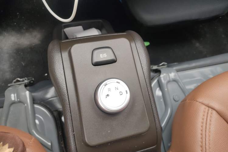 Used Wuling Rongguang EV 2022 Basic Passenger Bus Powered by Penghui Battery Gear Lever