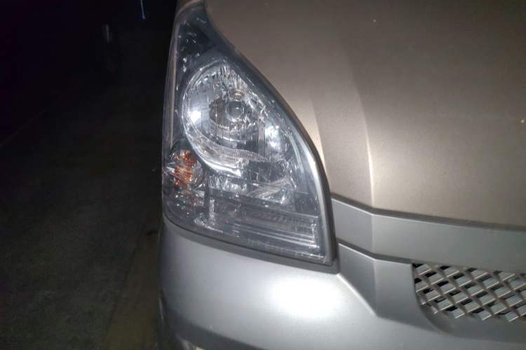 Used Wuling Rongguang EV 2022 Basic Passenger Bus Powered by Penghui Battery Right Front Headlight