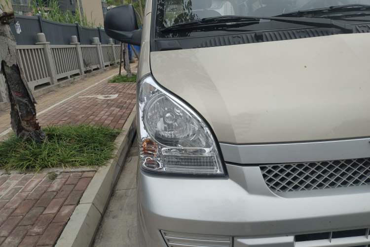 Used Wuling Rongguang EV 2022 Basic Passenger Bus Powered by Penghui Battery Right Front Headlight