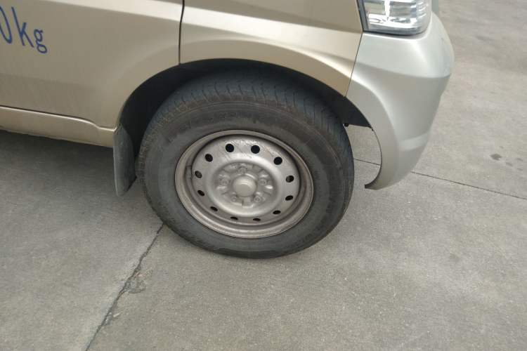 Used Wuling Rongguang EV 2022 Basic Model Enclosed-Window Vehicle with 2 Seats Equipped with Penghui Battery Right Front Wheel Hub