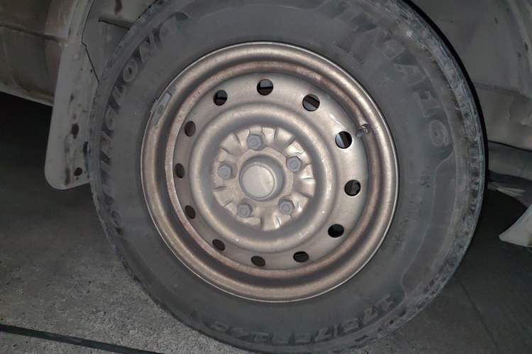 Used Wuling Rongguang EV 2022 Basic Passenger Bus Powered by Penghui Battery Right Front Wheel Hub